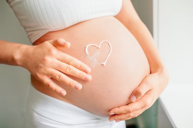 Cremas prohibidas durante el embarazo (y alternativas aptas)